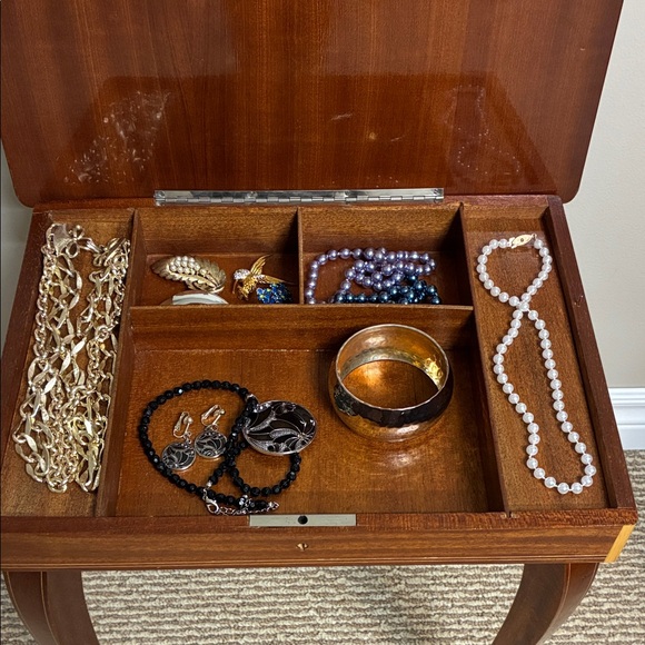 Vintage Italian Music Jewelry Table w Inlaid Marquetry; Swiss Music-'Love Story' - Picture 3 of 16